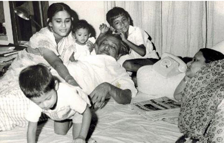 অবসর কাটানোর সময় শিশুদের সঙ্গে বঙ্গবন্ধু। সময় পেলেই তিনি শিশুদের সঙ্গে খেলা করতেন।