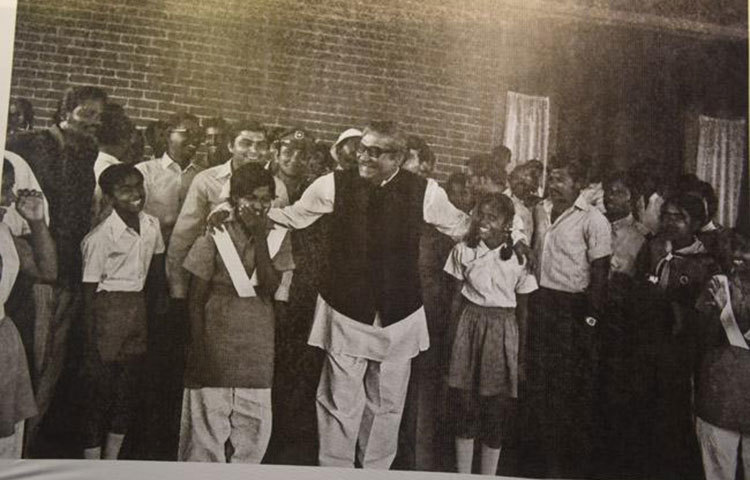 একটি অনুষ্ঠানে আনন্দঘন মুহূর্তে বঙ্গবন্ধু। তিনি বিশ্বাস করতেন, আজকের শিশুরাই জাতির ভবিষ্যৎ। আগামী দিনে দেশগড়ার নেতৃত্ব দেবে তারাই।