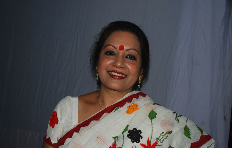 শিল্পী শাহিন সামাদের কণ্ঠের গান স্বাধীন বাংলা বেতারকেন্দ্র থেকে প্রচারিত হলে মুক্তিযোদ্ধারা উদ্বুদ্ধ হতেন। গানের মাধ্যমে তিনি শরণার্থী শিবিরের হাজার হাজার মানুষের মনে সাহস সঞ্চার করেছিলেন।