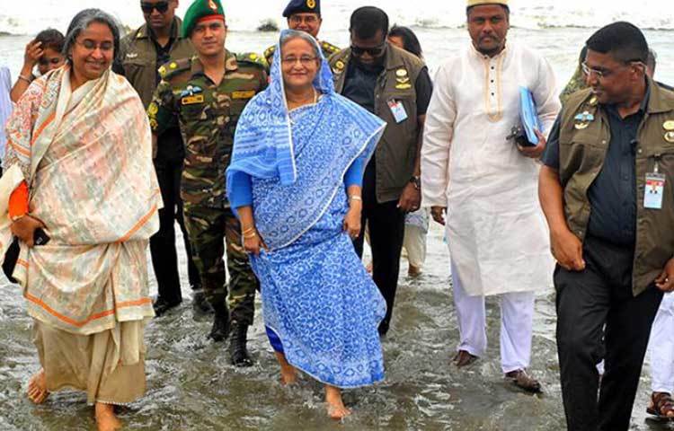 প্রধানমন্ত্রী শেখ হাসিনার বিভিন্ন ভ্রমণে নৈসর্গিক সৌন্দর্য প্রিয়তার কথা এর আগে জানা গেছে। এবার তিনি কক্সবাজার সফরে গিয়ে সমুদ্র সৈকতে খালি পায়ে হেঁটেছেন। ছবি : সংগৃহীত