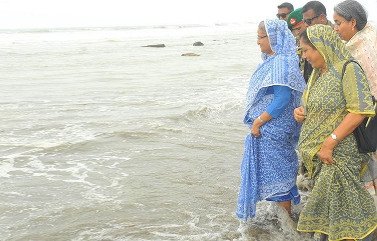 কক্সবাজারের উখিয়া উপজেলার ইনানি সৈকতে খালি পায়ে হাঁটলেন প্রধানমন্ত্রী শেখ হাসিনা। এ সময় প্রধানমন্ত্রীকে বেশ উচ্ছ্বসিত দেখাচ্ছিল। সমুদ্রের দিকে তাকিয়ে হাসছিলেন। ছবি : সংগৃহীত