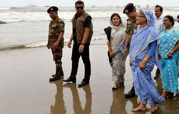 সুবিশাল সমুদ্রের পানে চেয়ে আছেন প্রধানমন্ত্রী শেখ হাসিনা। ছবি : সংগৃহীত