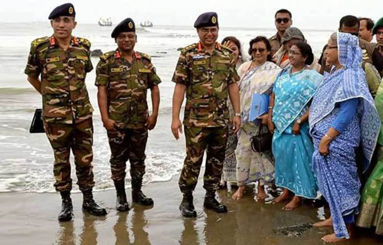 শনিবার দুপুর সাড়ে ১২টার দিকে প্রধানমন্ত্রী সৈকতে নামেন। সেখানে কিছুক্ষণ খালি পায়ে হাঁটেন তিনি, নামেন পানিতেও। সঙ্গে ছিলেন কয়েকজন সেনাসদস্য ও সফর সঙ্গীরা। ছবি : সংগৃহীত