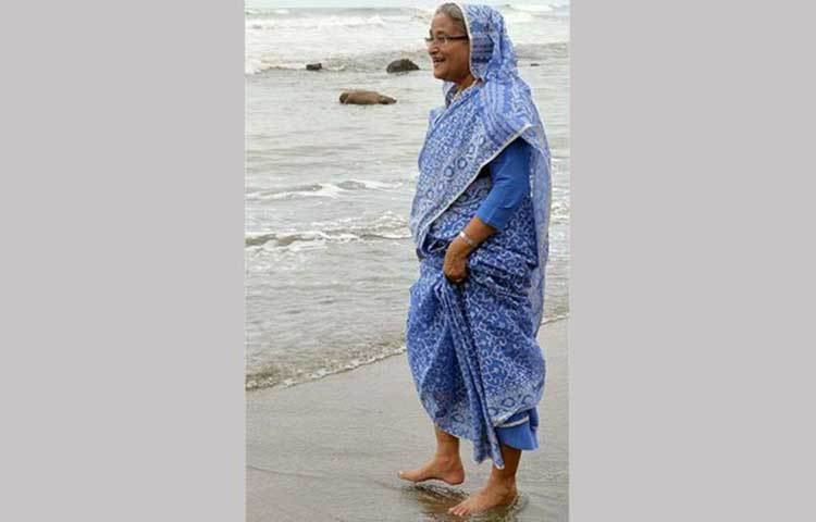 সমুদ্রের সৌন্দর্যে মুগ্ধ হয়ে অপলোক তাকিয়ে আছেন প্রধানমন্ত্রী। ছবি : সংগৃহীত