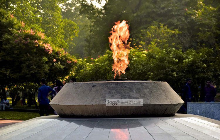 শিখা চিরন্তন রাজধানী ঢাকার সোহরাওয়ার্দী উদ্যানে অবস্থিত মুক্তিযুদ্ধের একটি স্মরণ স্থাপনা। ১৯৭১ সালের ৭ মার্চ জাতির পিতা শেখ মুজিবর রহমান এই স্থানটিতে দাঁড়িয়ে ঐতিহাসিক ৭ মার্চের ভাষণ দেন। ছবি : মাহবুব আলম