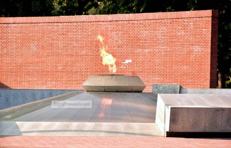 বঙ্গবন্ধুর ৭ মার্চের ভাষণ ও পাকিস্তানি বাহিনীর আত্মসমর্পণের দলিল স্বাক্ষরের এই স্থানটিকে স্মরণীয় করে রাখতে ১৯৯৬ সালে শিখা চিরন্তন স্থাপনের উদ্যোগ নেওয়া হয়। এ উপলক্ষে ১৯৯৭ সালের ৭ মার্চ তৎকালীন প্রধানমন্ত্রী শেখ হাসিনা শিখা চিরন্তন প্রোজ্জ্বলন এবং দেশব্যাপী শোভাযাত্রার উদ্বোধন করেন। ছবি : মাহবুব আলম