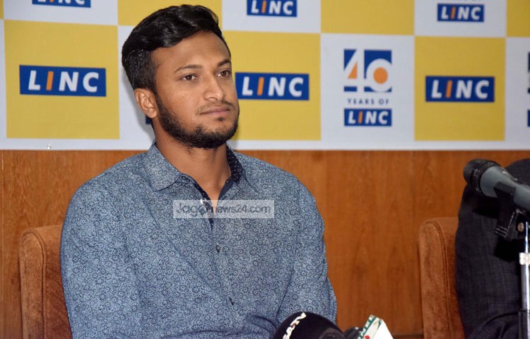 চুক্তি স্বাক্ষর অনুষ্ঠানে সাকিব বলেন, লিংক পেনস উপমহাদেশের বড় একটি শিল্প প্রতিষ্ঠান। তাদের পণ্যের প্রচারে আমি সম্পৃক্ত থাকতে পারছি এটা ভেবে ভালো লাগছে। এ দায়িত্ব আমার চলার পথে এক নতুন মাত্রা যোগ করবে বলে আমি আশা করি। ছবি : মাহবুব আলম