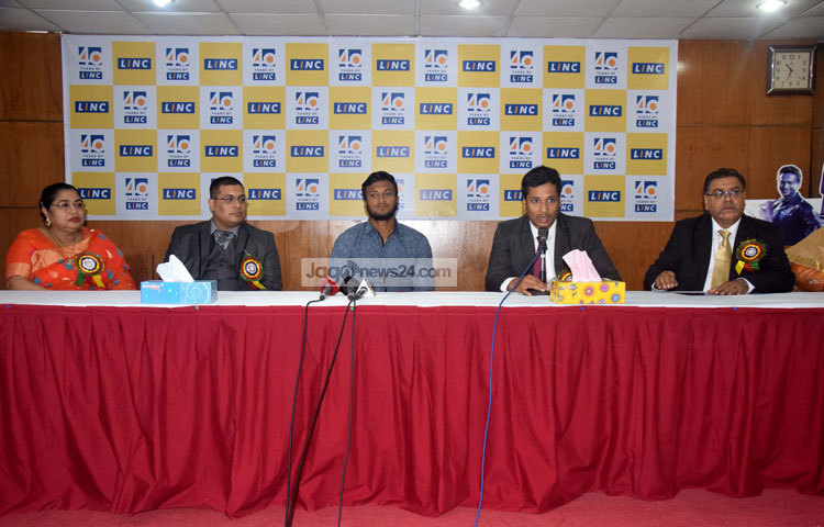 এসময় সাকিব ছাড়াও উপস্থিত ছিলেন প্রতিষ্ঠানটির ব্যবস্থাপনা পরিচালক রহিত জালান, বিজনেস ম্যানেজার তপন কুমার বাগচি প্রমুখ। ছবি : মাহবুব আলম