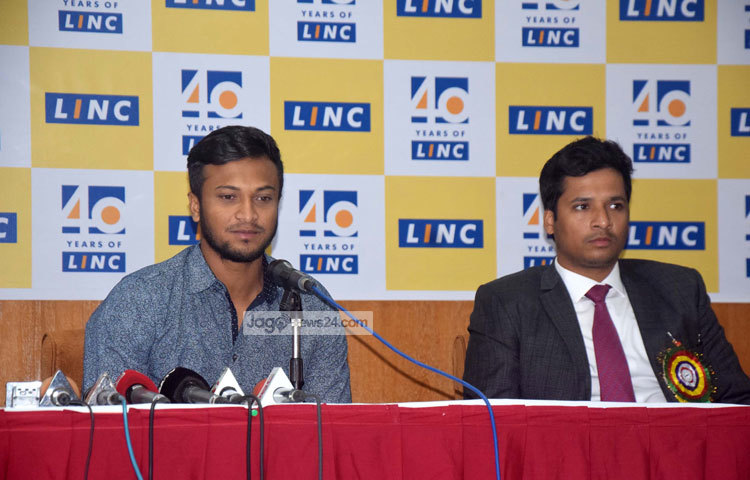 উল্লেখ্য, এর আগে লিংক পেনস এর ব্র্যান্ড অ্যাম্বাসেডর ছিলেন বলিউড বাদশা শাহরুখ খান ও ক্যাটরিনা কাইফ ছাড়াও ইন্ডিয়ান প্রিমিয়ার লীগ (আইপিএল) এর বিভিন্ন তারকা খেলোয়াড়। এবার হলেন সাকিব। ছবি : মাহবুব আলম