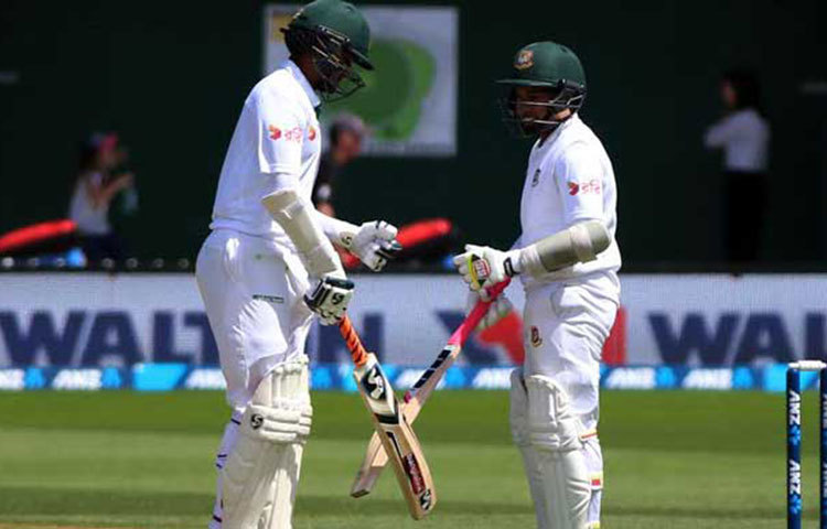 ছক্কা হাকিয়ে সাকিব-মুশফিকের নতুন রেকর্ড। এর আগে ২০১৩ সালে মুশফিকুর রহিম ও ২০১৫ সালে তামিম ইকবাল টেস্টে ডাবল সেঞ্চুরি করেছিলেন।