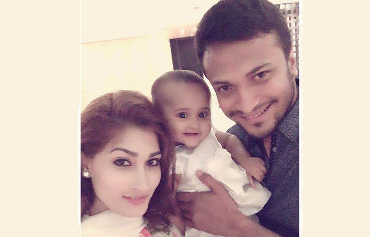 বাবা-মায়ের সঙ্গে সেলফি তোলার সময় মিষ্টি হাসির রাশি ছড়িয়ে দিয়েছে সাকিব কন্যা আলাইনা।