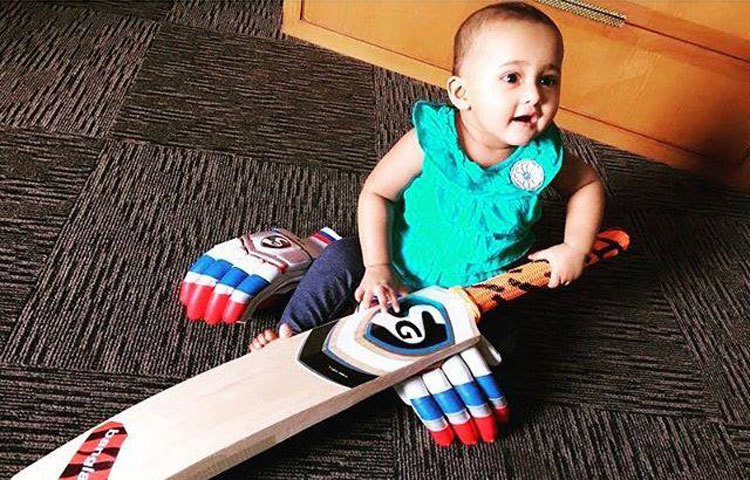 মনে হচ্ছে আলাইনাও বাবার মত ক্রিকেটার হতে চাচ্ছে। ব্যাট নিয়ে খেলছে আলাইনা।