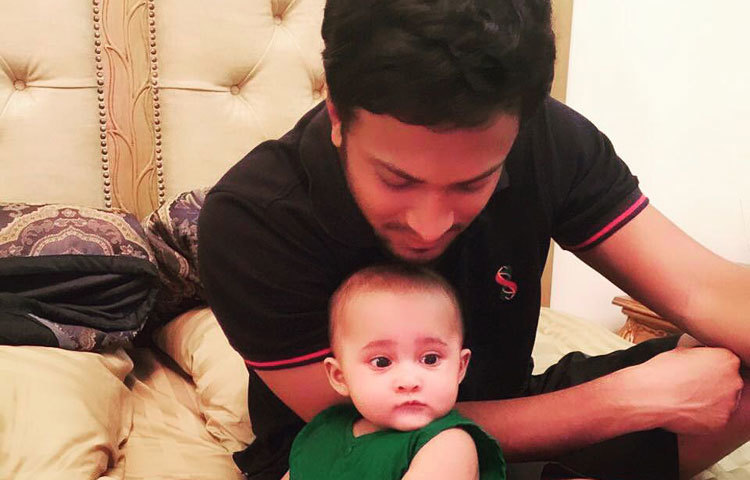 মেয়ে আলাইনাকে আদর করছেন সাকিব আল হাসান। সাবিকের প্রিয় অবসর কাটে মেয়েকে নিয়ে।