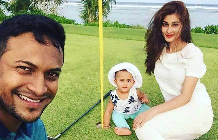 মেয়েকে নিয়ে ভ্রমণে বের হয়েছেন সাকিব-শিশির দম্পতি।