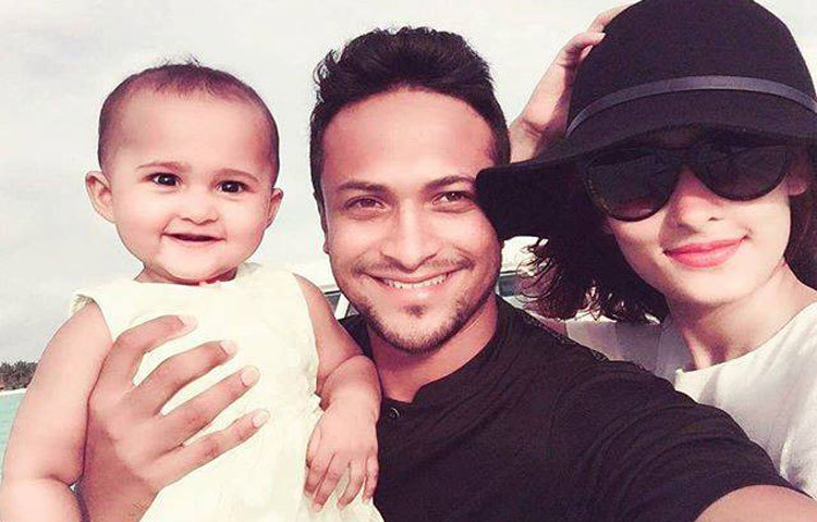 ২০১৫ সালের ৮ নভেম্বর সাকিব আল হাসান ও উম্মে আহমেদ শিশিরের ঘর আলো করে এসেছিল তাদের প্রথম কন্যা সন্তান আলাইনা।