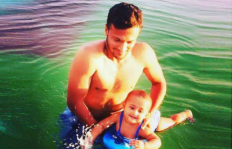 মেয়েকে বুঝি সাঁতার শেখাচ্ছেন সাকিব। বাবার সঙ্গে পানিতে নেমে ভীষণ আনন্দিত আনাইলা।