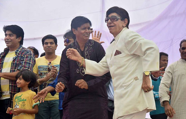 বনভোজনে আনন্দে সবাইকে মাতিয়ে রাখেন প্রবীণ এই অভিনয় শিল্পী। ছবি : মাহবুব আলম