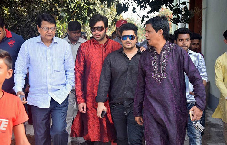 বনভোজনে ক্যামেরাবন্দি হয়েছেন চিত্রনায়ক আলমগীর, শাবিক খান ও ফেরদৌস আহমেদ। ছবি : মাহবুব আলম