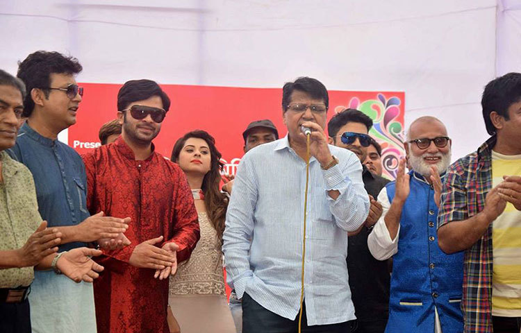 নাচে, গানে চলচ্চিত্র শিল্পীরা কাটিয়েছেন বনভোজনের পুরো সময়। ছবি : মাহবুব আলম