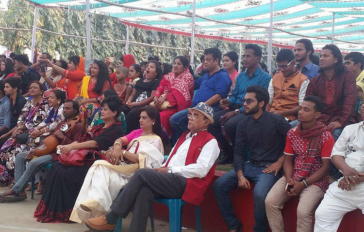 সিনিয়র শিল্পীদের মধ্যে বনভোজনে উপস্থিত ছিলেন সোহেল রানা, ফারুক, জাভেদ, আহমেদ শরীফ, অরুণা বিশ্বাস প্রমুখ। ছবি : মাহবুব আলম