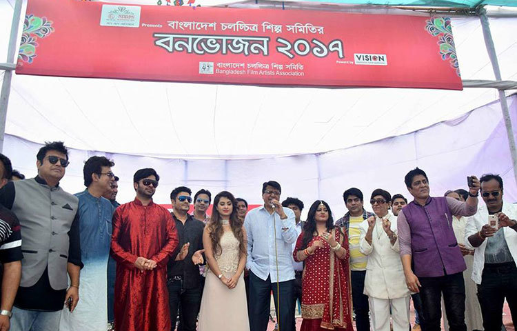 নবীন প্রবীণ চলচ্চিত্র শিল্পীদের নানা ধরনের পরিবেশনায় বনভোজন প্রাণবন্ত হয়ে ওঠে। ছবি : মাহবুব আলম