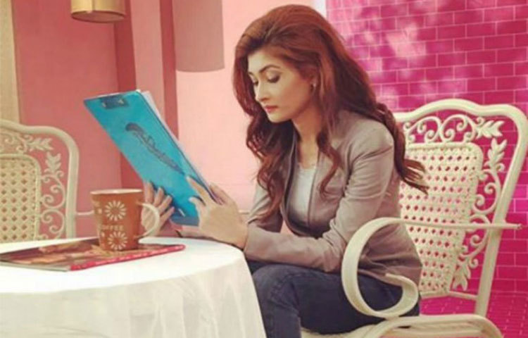 শিশির নারায়ণগঞ্জে জন্মগ্রহণ করেন। তার বাবা মমতাজ আহমেদ একজন ব্যাংকার ছিলেন।