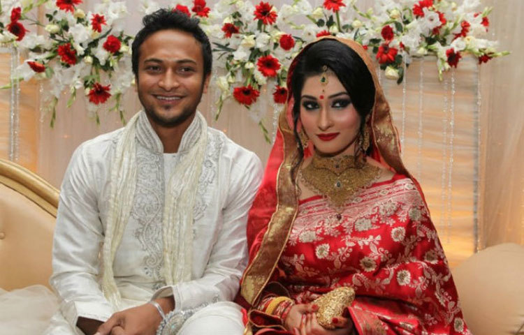 ম্যাজিক ডেটে বিয়ে হয় তাদের। দিনটি ছিল ১২-১২-১২। অর্থাৎ, ২০১২ সালের ১২ ডিসেম্বর বিয়ে করেন সাকিব-শিশির।