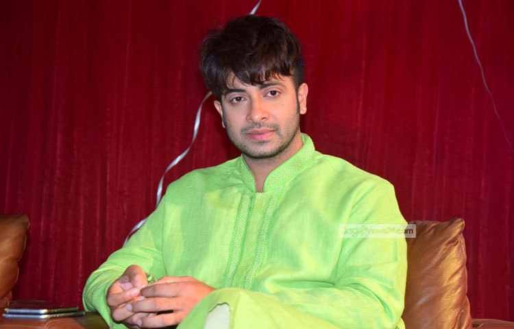 শাকিব খান : চলতি বছর শাকিব খান অভিনীত আটটি ছবি মুক্তি পেয়েছে। এর মধ্যে রোজার ঈদে মুক্তি পেয়েছে তিনটি আর কুরবানির ঈদে দুটি। রোজার ঈদে যৌথ প্রযোজনার ছবি &lsquo;শিকারী&rsquo; সুপারহিট ছবির তালিকায় ঠাঁই পায়। সবমিলিয়ে আরো পর্দার বাইরেও আলোচনার শীর্ষে ছিলেন শাকিব খান। ছবি : মাহবুব আলম