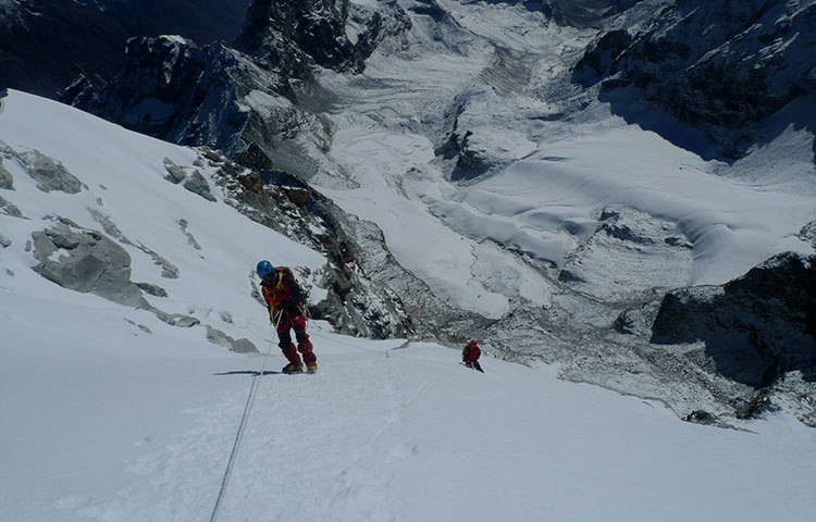 পশ্চিমে থামে ভ্যালি আর পূর্বে গোকো ভ্যালি রেখে দক্ষিণ রিজের সবচেয়ে উঁচু শীর্ষবিন্দুটিই হচ্ছে মাউন্ড কেয়াজো-রি।