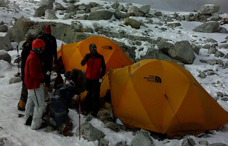 খুব বেশি পর্বতারোহীরা এখনো এখানে ভিড় করেননি।