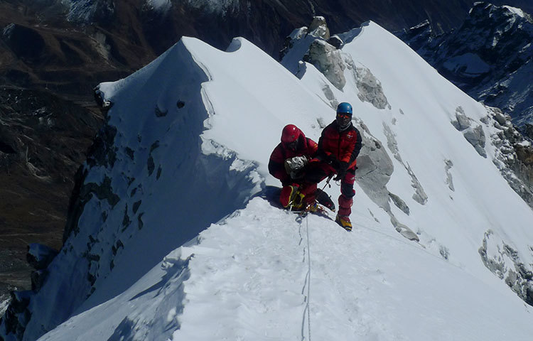 ইকরামুল হাসান শাকিল ও তার সতীর্থ মাউন্ট কেয়াজো-রি-এর চূড়ায়।