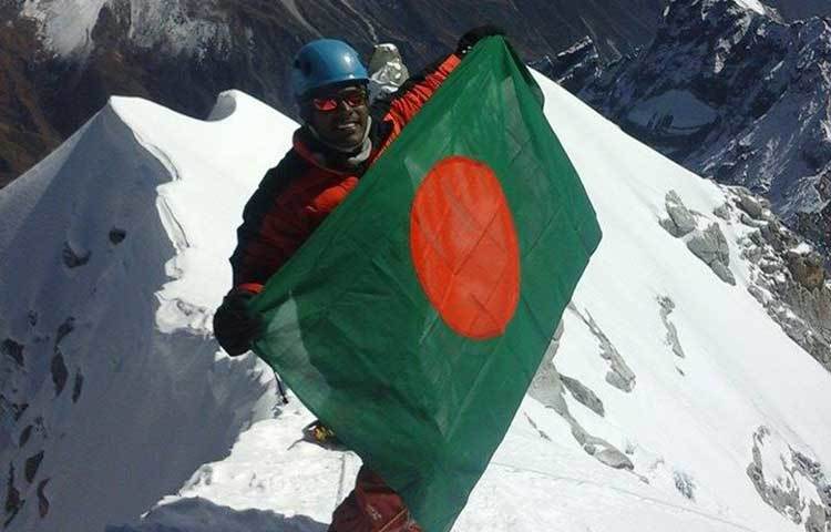 মাউন্ট কেয়াজো-রি-এর চূড়ায় বাংলাদেশের পতাকা মেলে ধরেছেন ইকরামুল হাসান শাকিল।