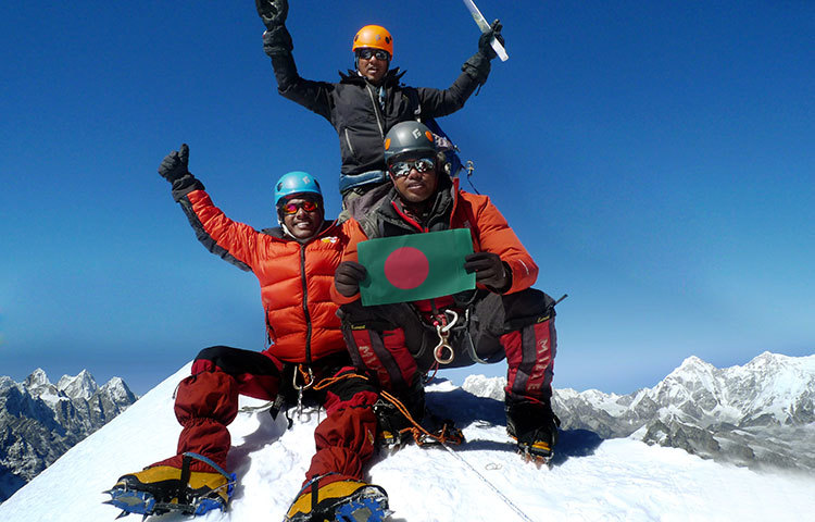 পর্বতারোহীদের একেবারে চূড়ায়, মাথার খুব কাছে আকাশ। মাউন্ট কেয়াজো-রি-এর চূড়া জয়ের উল্লাসে মেতেছেন তারা।
