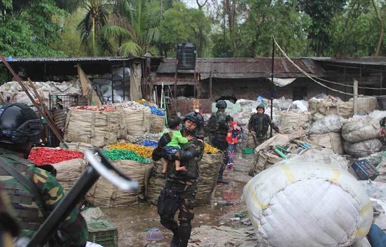 আতিয়া মহলে আটকে পড়েছিলো এই শিশুটিও। একজন সেনা সদস্য শিশুটিকে পরম আদরে নিরপাদ আশ্রয়ে নিয়ে যাচ্ছেন।