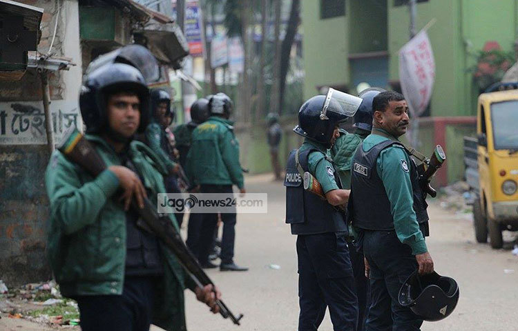 সর্বশেষ পাওয়া তথ্য অনুযায়ী ওই বাড়ি থেকে জঙ্গিরা পুলিশকে লক্ষ্য করে হাতবোমা ছুড়ে মেরেছে বলে খবর পাওয়া গেছে। ছবি : ছামির মাহমুদ