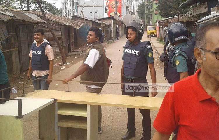 বর্তমানে র&zwnj;্যাব ও পুলিশ বাড়িটি ঘিরে রেখেছে এবং ওই বাড়ির আশপাশের মানুষকে নিরাপদ স্থানে সরিয়ে নেয়া হচ্ছে। ছবি : ছামির মাহমুদ