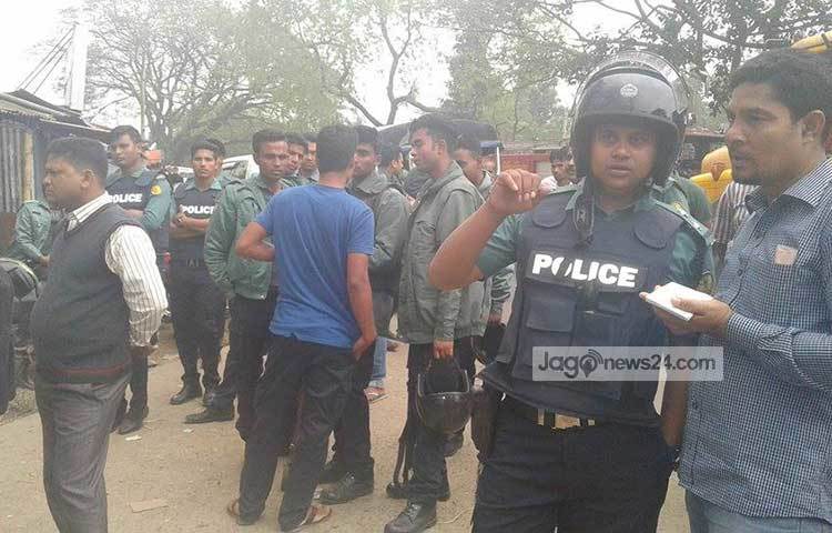 এদিকে ওই বাসার মালিক উস্তার মিয়ার ছেলে কাউসার আহমদ রিপন জানান, নিচতলার বাসাটি তিন মাস আগে চাকরিজীবী পরিচয় দিয়ে ভাড়া নেয় ওই জঙ্গি দম্পতি। ছবি : ছামির মাহমুদ