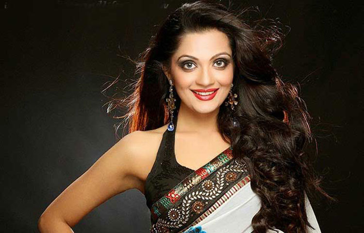 শিনা প্রথম দুই আসরে উপস্থাপনার কারণে বাংলাদেশের দর্শকদের কাছে বেশ পরিচিতি পেয়েছেন।