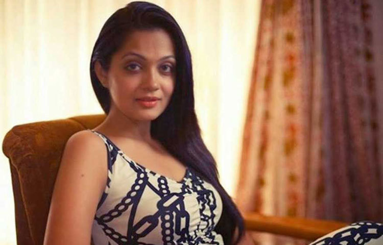 এর আগে পাঁচ বছরের চুক্তি থাকলেও মাত্র দুই বছর দায়িত্ব পালন করেন শিনা চৌহান। এরপর উপস্থাপনার চুক্তি বাতিল করে পামেলা ভুটুরিয়ার সঙ্গে নতুন চুক্তি করে চ্যানেল নাইন কর্তৃপক্ষ।