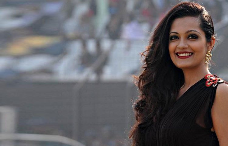 বিপিএল উপস্থাপনায় শিনা চৌহানের সঙ্গে রয়েছেন বাংলাদেশের দর্শকপ্রিয় উপস্থাপিকা লাক্স সুন্দরী আমব্রিন।