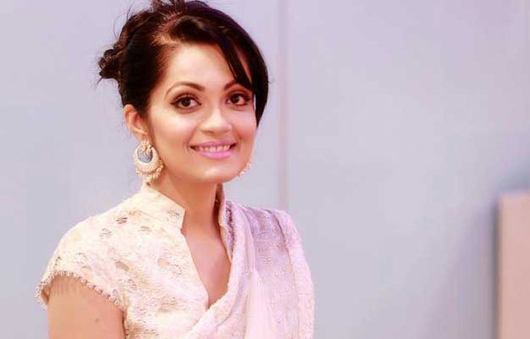 শিনা অভিনয় ও মডেলিংয়ের পাশাপাশি &lsquo;ইয়থ ফর হিউম্যান রাইটস&rsquo;-এর হয়েও কাজ করছেন। এই সংগঠনে কাজ করতে পেরে তিনি খুবই আনন্দিত।