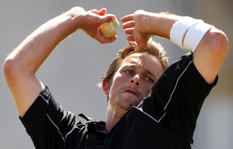 শেন বন্ড নিউজিল্যান্ডের ডানহাতি দ্রুততম বোলার। তিনি ২০০৩ সালের বিশ্বকাপে ১৫৬.৪ কিলোমিটার বেগে বল করেন।