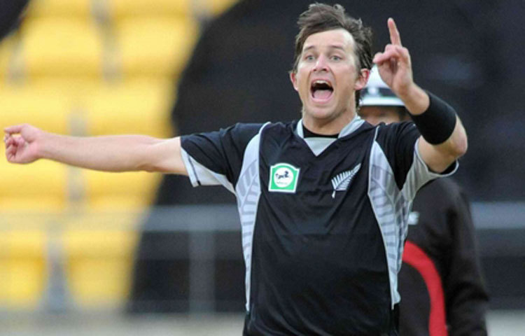 শেন বন্ড দ্রুত গতিতে বল করার কারণে প্রায়াই ইনজুরিতে থাকতেন। তিনি ২০০৩ সালের বিশ্বকাপ খেলে মারাত্মক আহত হয়েছিলেন।