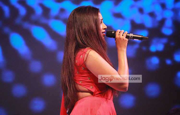 সুরের সাগরে ঢাকাই শ্রোতাদের ভাসালেন ভারতীয় শ্রোতাপ্রিয় শিল্পী শ্রেয়া ঘোষাল। ছবি : মাহবুব আলম