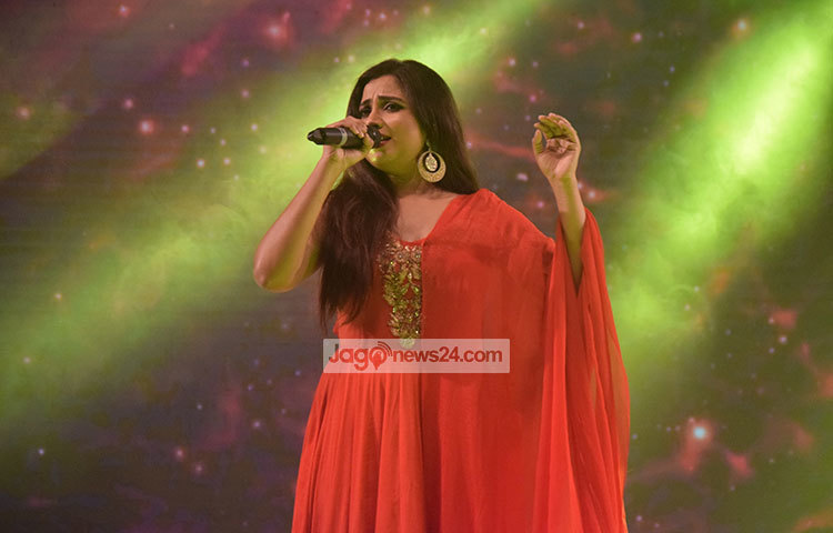 বসুন্ধরা আন্তর্জাতিক কনভেনশন সেন্টারের নবরাত্রি হলে &lsquo;শ্রেয়া ঘোষাল মেলোডি নাইট লাইভ ইন ঢাকা&rsquo; শিরোনামের কনসার্টে সংগীত পরিবেশন করছেন শ্রেয়া। ছবি : মাহবুব আলম