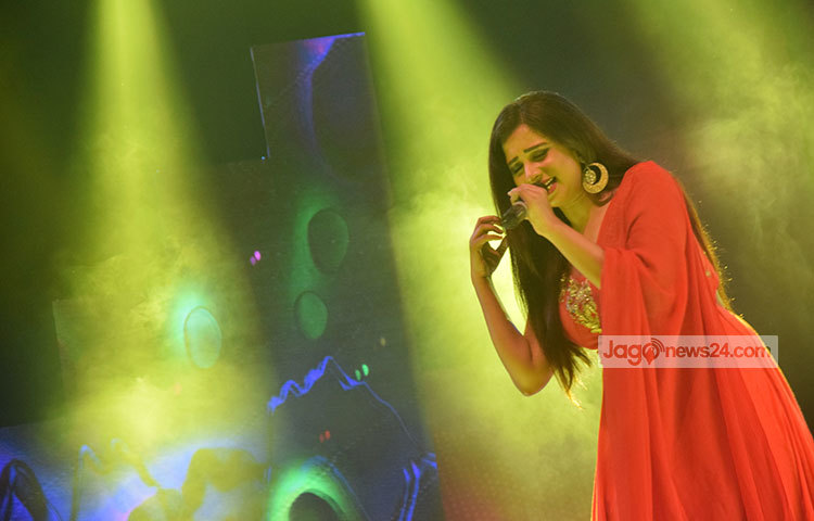 মঞ্চে এসে শ্রেয়া বললেন, &lsquo;ঢাকার সবাইকে নমস্কার। এখানে এতো ভালো শ্রোতা পাওয়া যায় বলেই বারবার ছুটে আসি।&rsquo; ছবি : মাহবুব আলম