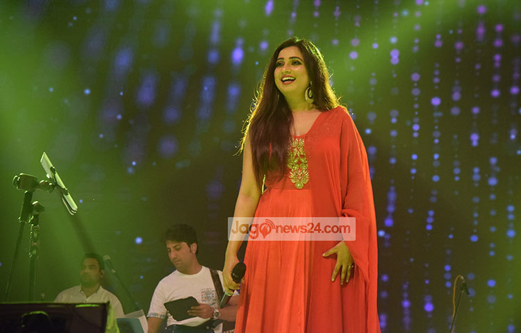 অনুষ্ঠানে শ্রেয়া দুটি সেমি ক্ল্যাসিক্যাল (মোহে রং দে লাল ও দিওয়ানী হো দিওয়ানী) গানের পর কণ্ঠে গাইলেন জনপ্রিয় &lsquo;বাহারা বাহারা&rsquo; গানটি। এরপর একে একে কণ্ঠে তুলে নিলেন &lsquo;আগার তুম মিল যাও&rsquo;, &lsquo;জাদু হে নাশা হে&rsquo;, &lsquo;জিয়া জ্বলে&rsquo;, &lsquo;তুম হি তো&rsquo; প্রভৃতি গান। ছবি : মাহবুব আলম