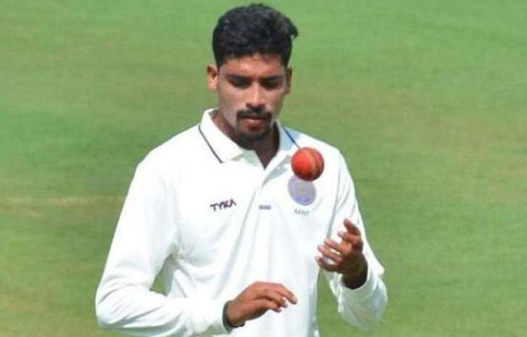 মুহম্মদ সিরাজ : ঘরোয়া ক্রিকেটে দুর্দান্ত কিছু পারফরম্যান্স রয়েছে মুহম্মদ সিরাজের। ২০ লক্ষ টাকা বেস প্রাইস ছিল ডানহাতি এই মিডিয়াম পেসারের। নিলামে ২ কোটি ৬০ লক্ষ টাকায় ঘরের ছেলেকে দলে নেয় সানরাইজার্স হায়দরাবাদ।