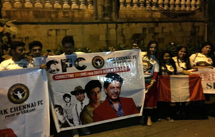 আজ বলিউড বাদশাহ শাহরুখের জন্মদিন। এ উপলক্ষে আজ রাত থেকে তার মুম্বাইয়ের বাস ভবন মান্নতের সামনে ভক্তদের ভিড় দেখা গেছে।