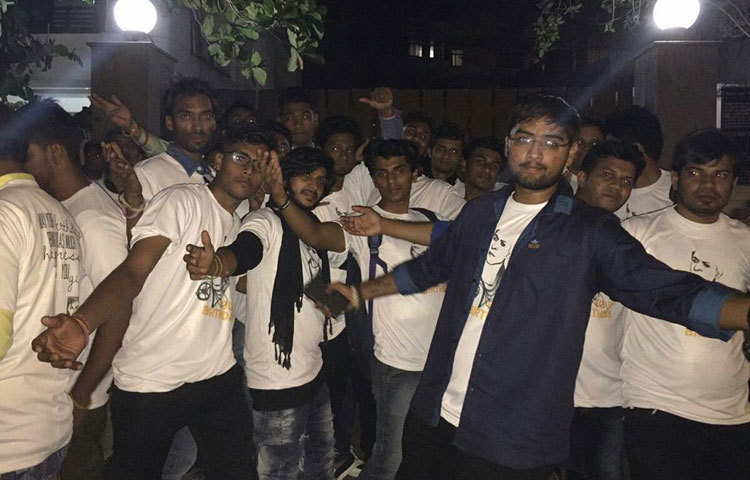 প্রিয় নায়কের জন্মদিনে তরুণ ভক্তরা শাহরুখের বাড়ির সামনে সেলফি তুলছেন।